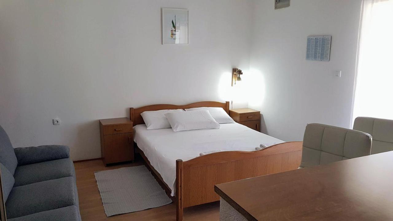 Apartments Branka- 4 Apartments In House- 1 Apartment Has Jacuzzi Vir Exterior photo