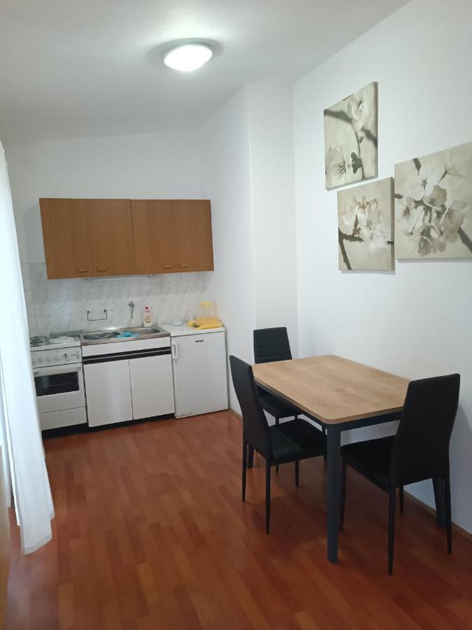 Apartments Branka- 4 Apartments In House- 1 Apartment Has Jacuzzi Vir Exterior photo