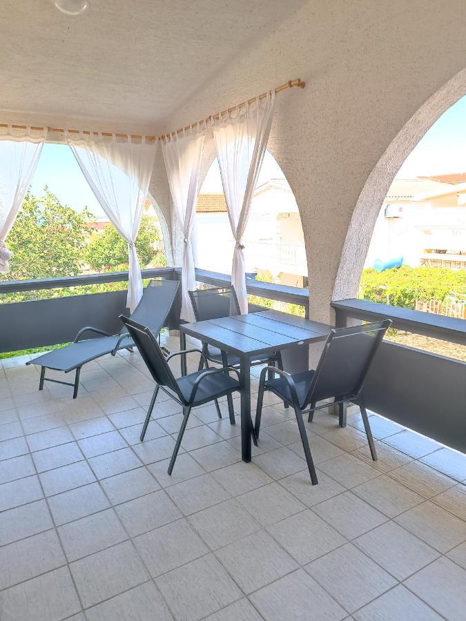 Apartments Branka- 4 Apartments In House- 1 Apartment Has Jacuzzi Vir Exterior photo