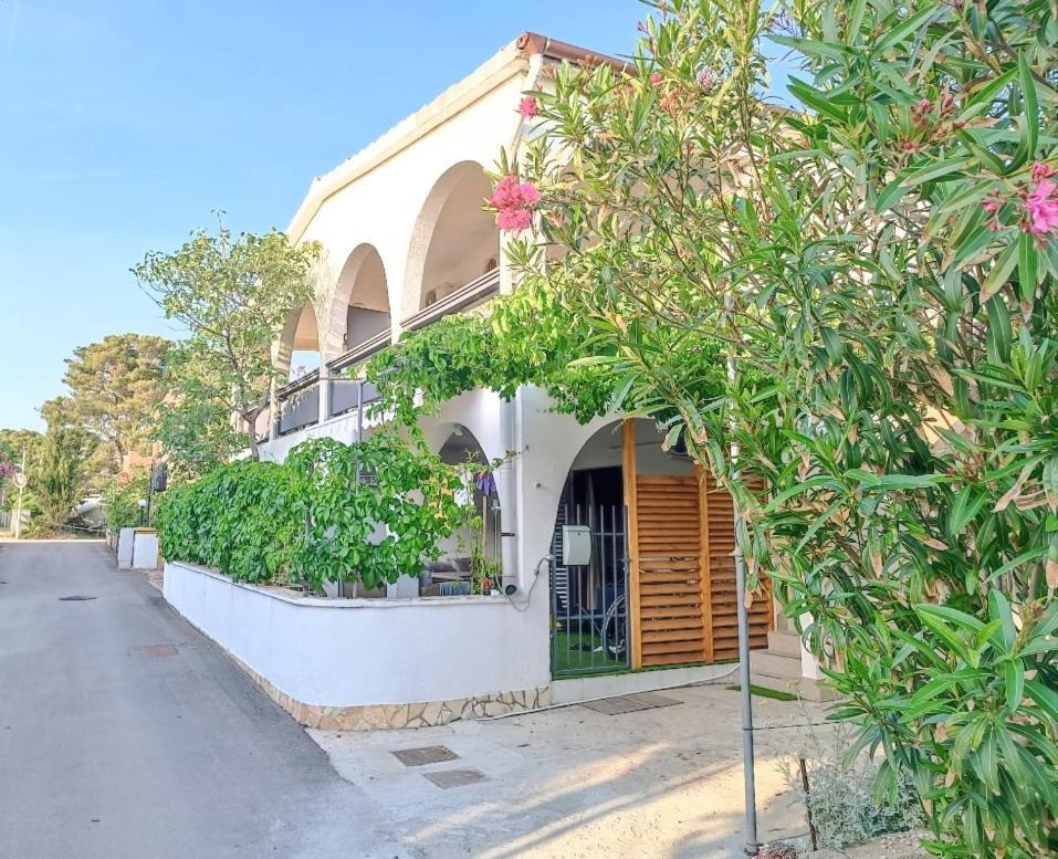 Apartments Branka- 4 Apartments In House- 1 Apartment Has Jacuzzi Vir Exterior photo