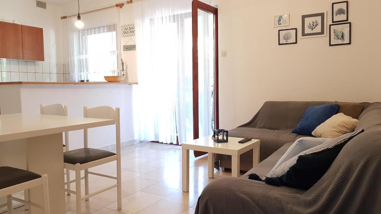 Apartments Branka- 4 Apartments In House- 1 Apartment Has Jacuzzi Vir Exterior photo